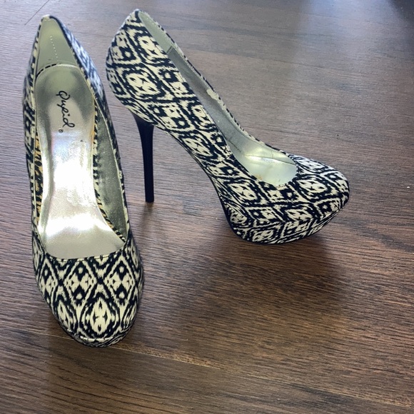 New Black and White Qupid Heels    Size 8.5 - Picture 8 of 8